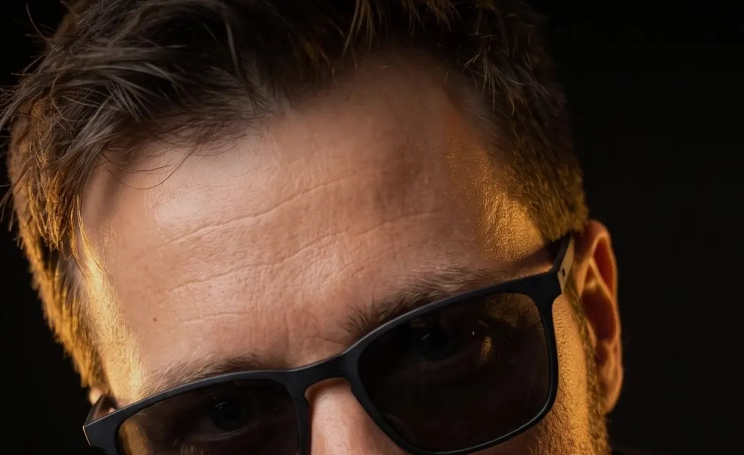 Detailný portrét Pragmadada v slnečných okuliaroch