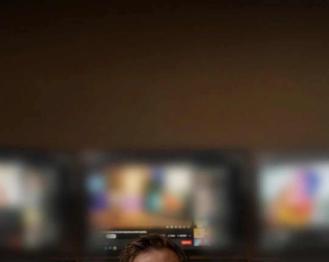 Pragmadad v strižni obklopený monitormi s videami
