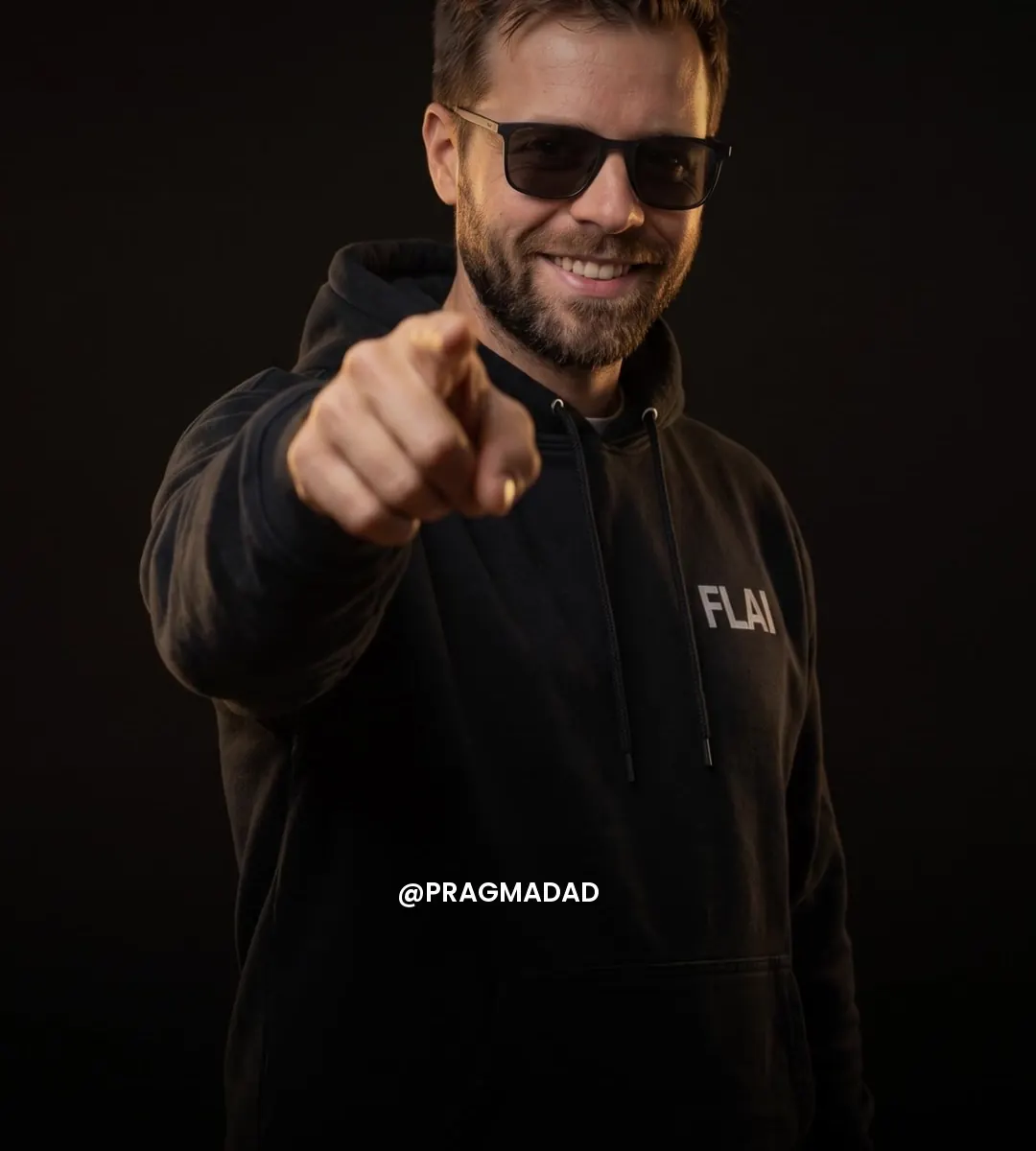 Pragmadad ukazuje prstom — pozvánka do FLAI Creators Club